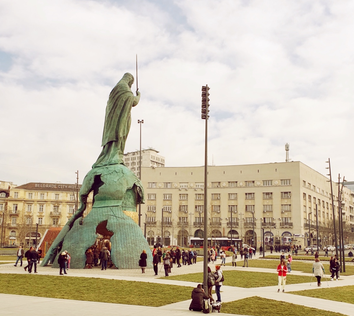 Nemanja stoji na napuklom vizantijskom šlemu Nemanja stoji na napuklom vizantijskom šlemu